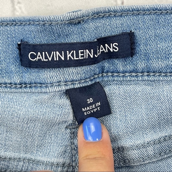Calvin Klein Jeans Woman’s Cut Off Light Blue Mid rise Jean shorts distressed 30 - Picture 8 of 12